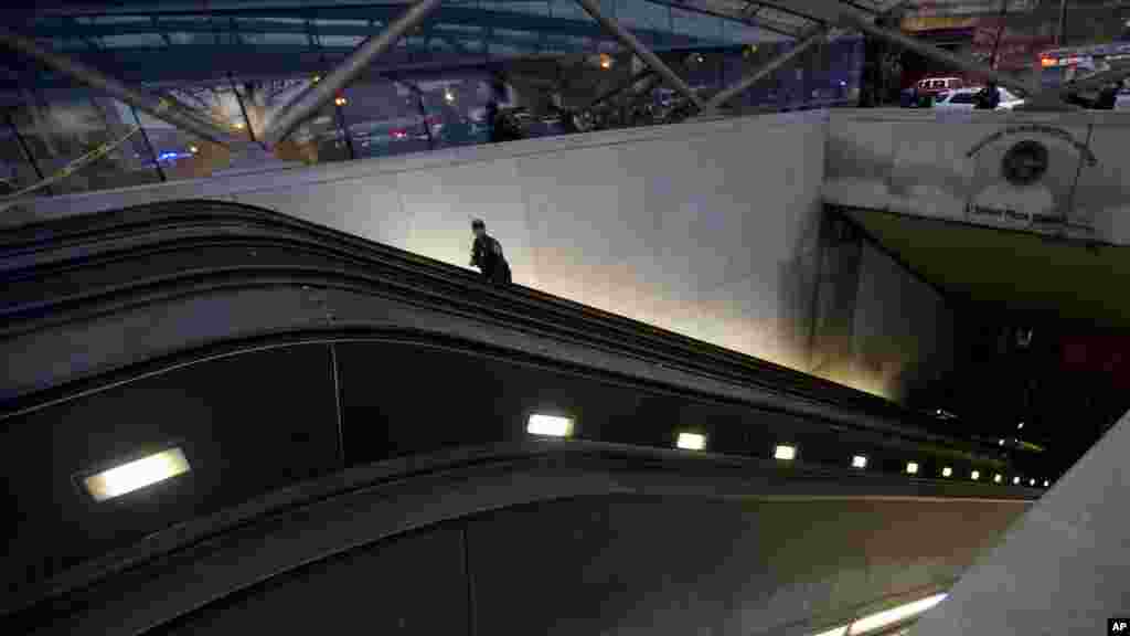 Un agent de la Police Metro Transit monte sur&nbsp; l&#39;escalator à la station L&#39;Enfant Plaza à Washington, lundi 12 janvier 2015, à la suite d&#39;une évacuation.