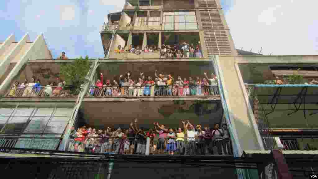 Phnom Penh residents came out to cheer protesters when they marched by, Oct. 23, 2013. (Khoun Theara/VOA Khmer)