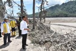 Presiden Joko Widodo saat meninjau infrastruktur yang tertimbun lahar dingin di Jalan Penghubung Lumajang-Malang, serta Jembatan Besuk Koboan yang runtuh di Kecamatan Candipuro, 7 Desember 2021. (Twitter/@Jokowi).Jembatan ini dibangun pada tahun 1998 bera