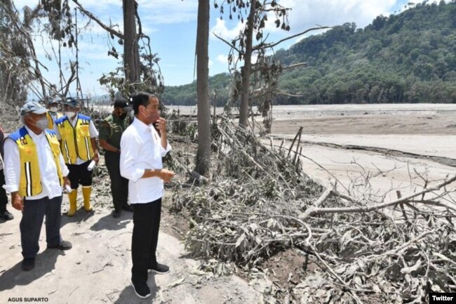 Presiden Joko Widodo saat meninjau infrastruktur yang tertimbun lahar dingin di Jalan Penghubung Lumajang-Malang, serta Jembatan Besuk Koboan yang runtuh di Kecamatan Candipuro, 7 Desember 2021. (Twitter/@Jokowi).Jembatan ini dibangun pada tahun 1998 bera