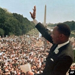 1963年8月28日，马丁.路德.金博士在华盛顿林肯纪念堂发表“我有一个梦想”得演说时向民众招手