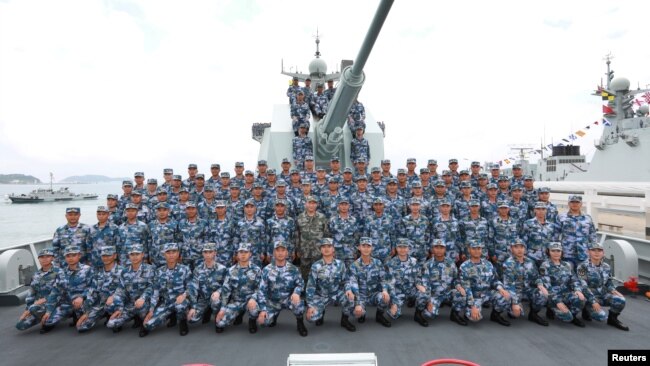 2018年4月12日，在南中国海上，中国国家主席习近平（第二排中间）在长沙号驱逐舰上阅兵，同中国人民解放军海军军人合影留念。