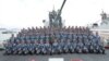 2018年4月12日，在南中国海上，中国国家主席习近平在长沙号驱逐舰上阅兵，同中国人民解放军海军军人合影留念。