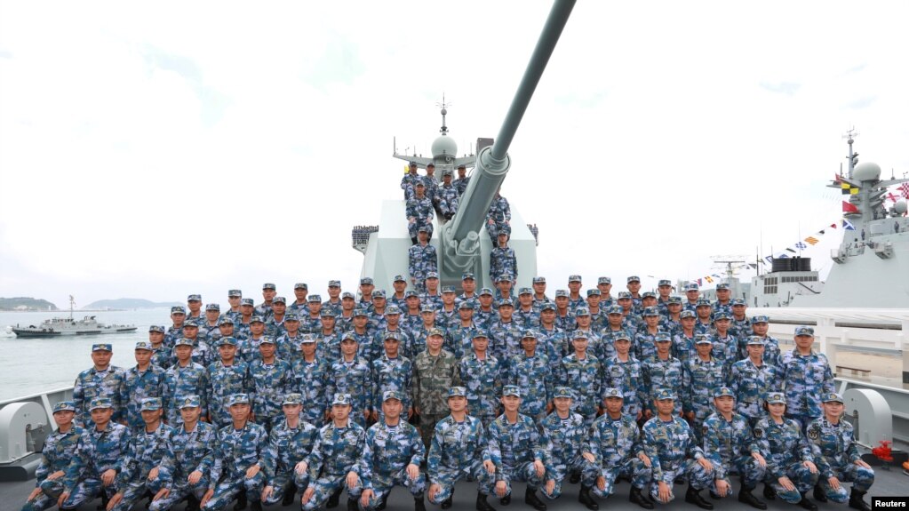 2018年4月12日，在南中国海上，中国国家主席习近平（第二排中间）在长沙号驱逐舰上阅兵，同中国人民解放军海军军人合影留念。(photo:VOA)