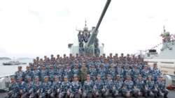 2018年4月12日，在南中國海上，中國國家主席習近平（第二排中間）在長沙號驅逐艦上閱兵，同中國人民解放軍海軍軍人合影留念。