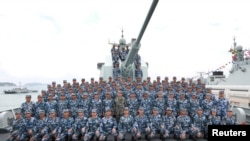 2018年4月12日，在南中國海上，中國國家主席習近平（第二排中間）在長沙號驅逐艦上閱兵，同中國人民解放軍海軍軍人合影留念。