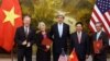 جان کری وزیر خارجه ایالات متحده (وسط)، سفیر آمریکا در ویتنام، نخست وزیر و وزیر خارجه ویتنام پس از امضای قرارداد تشکیل سپاه صلح