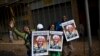 Sul-africanos exibem poster do ex Presidente Nelson Mandela e cantam durante o cortejo fúnebre em Pretoria. Dez. 11, 2013.