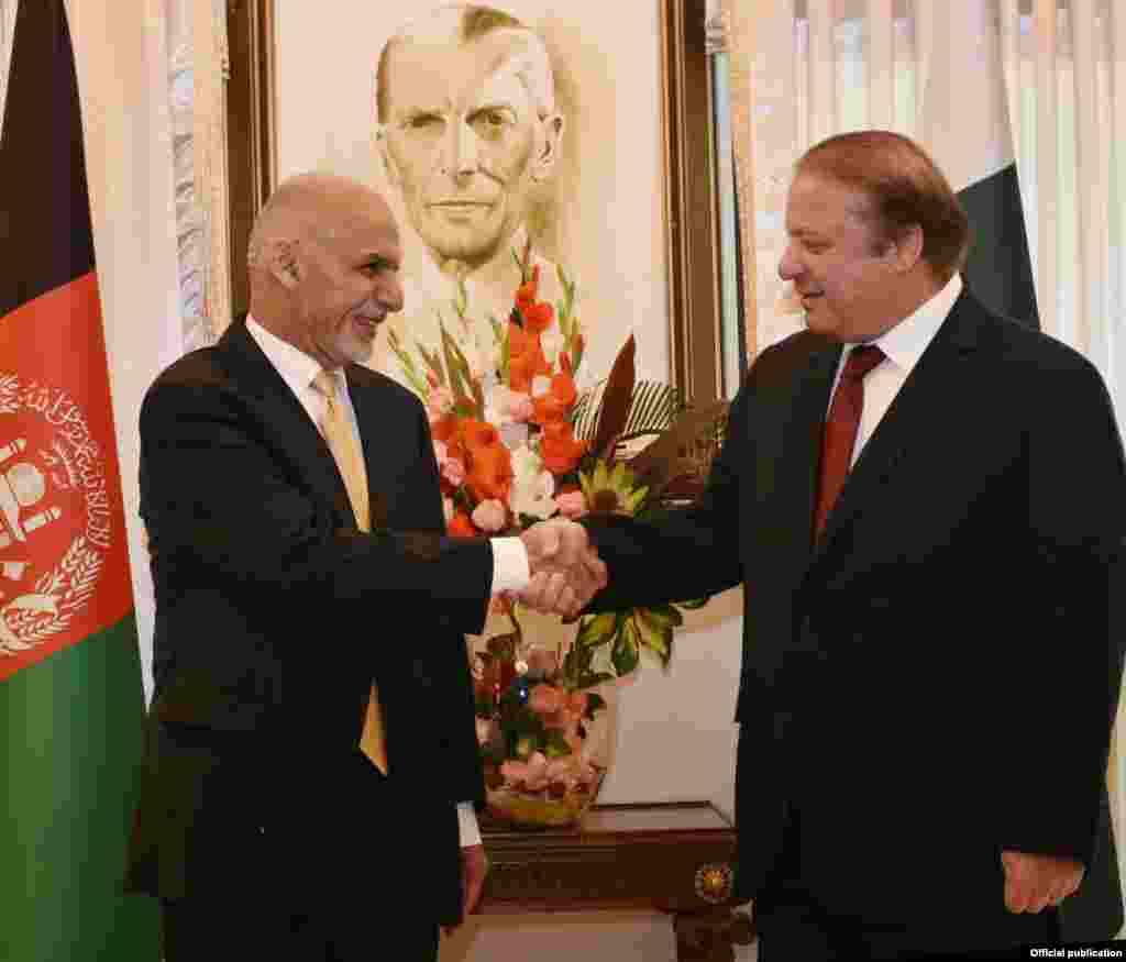 افغانستان کے صدر اشرف غنی پاکستان کے وزیر اعظم نواز شریف سے مصحافہ کر رہے ہیں۔
