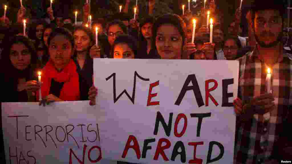Des étudiants tiennent des bougies et des pancartes mentionant "Nous n'avons pas peur" lors d'une veillée en solidarité avec les victimes des attentats de Paris, à Chandigarh, en Inde, 16 novembre 2015.