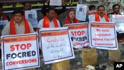 Pakistani civil society activists call for protection of Hindu girls in Hyderabad, Pakistan, April 5, 2019. 
