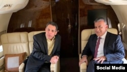 نزار زکا، شهروند لبنانی پس از آزادی از زندان در کنار رئیس امنیت داخلی لبنان در هواپیما 