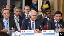 Turkey's Prime Minister Binali Yildirim, center, participates at the 2017 Somalia Conference in London, May 11, 2017.