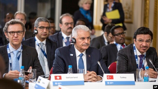Turkey's Prime Minister Binali Yildirim, center, participates at the 2017 Somalia Conference in London, May 11, 2017.
