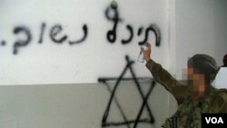 Seorang tentara Israel menggambar tanda Bintang Daud dan tulisan: "Akan Kembali Segera" di rumah warga Palestina (foto dokumentasi).