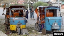 Polisi Afghanistan berjaga di dekat lokasi ledakan di Jalalabad, Afghanistan, 25 November 2016. (REUTERS/Parwiz)