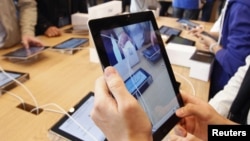 El iPad actual tiene una pantalla de 24,6 centímetros. Los rumores dicen que la del iPad mini sería de menos de 20 cm.
