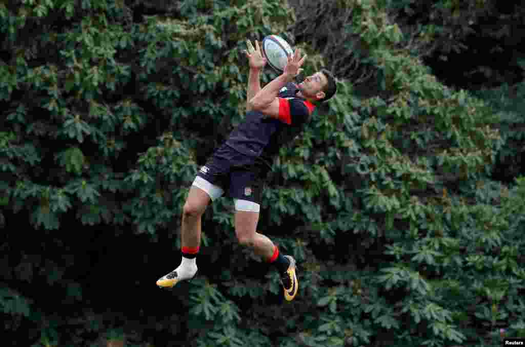 England&#39;s Jonny May during a training session in Pennyhill Park in London