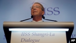Bộ trưởng Quốc phòng Ash Carter phát biểu tại diễn đàn an ninh khu vực Đối thoại Shangri-la tại Singapore, ngày 4 tháng 6 năm 2016.