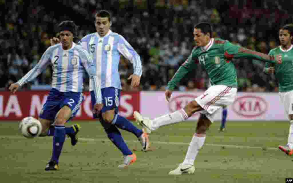 Mexico's Javier Hernandez, right, shoots to score the team's first goal during the World Cup round of 16 soccer match between Argentina and Mexico at Soccer City in Johannesburg, South Africa, Sunday, June 27, 2010. (AP Photo/Martin Meissner)