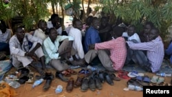 Des déplacés assis à l'intérieur d'une base de la Mission des Nations unies au Soudan (MINUSS) à Juba, 19 décembre 2013. 