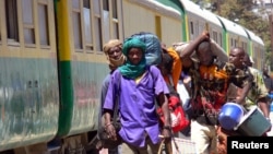 Des passagers du train Dakar-Niger arrivent dans la capitale du Sénégal Dakar, 6 mars 2005. 