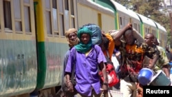 Des passagers descendent du train Dakar-Niger dans une gare, dans la capitale du sénégalais, 6 mars 2005. 