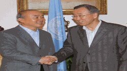 Menteri Unifikasi Korea Selatan Yu Woo-ik berjabat tangan dengan Sekjen PBB Ban Ki-moon (5/11).