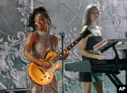 Penyanyi sekaligus aktris, Halle Bailey (kiri) saat manggung di acara Global Citizen tahun 2021 di Greek Theatre, Los Angeles (dok: AP/Chris Pizzello)