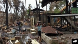 Bangunan-bangunan milik warga Muslim yang dirusak di Sittwe, negara bagian Raskhine. (AP/A.M. Ahad)