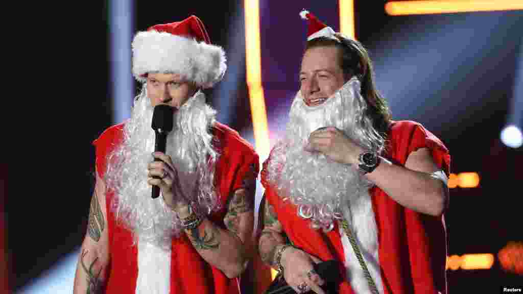 Le duo comique du groupe Florida Georgia Line, Brian Kelley et Tyler Hubbard, déguisés en Père Noël lors de la cérémonie des American Country Countdown Awards. Nashville, 15 décembre 2014. &nbsp;