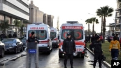 保安人员和救护车在爆炸事发现场（2017年1月5日）