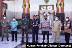 Bupati Cilacap didampingi Satgas Covid-19 memastikan masuknya varian baru ini dalam keterangan resmi Sabtu 22 Mei 2021. (Foto: Dok Humas Pemkab Cilacap)