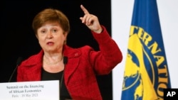 En esta imagen del 18 de mayo de 2021, la directora del Fondo Monetario Internacional, Kristalina Georgieva, habla al concluir la Cumbre de Financiamiento de Economías Africanas, en París.
