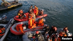Tim SAR mencari korban tenggelamnya KM Sinar Bangun.