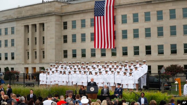 美国副总统彭斯（中）在五角大楼举行的911恐怖袭击17周年的纪念仪式上讲话。（2018年9月11日）