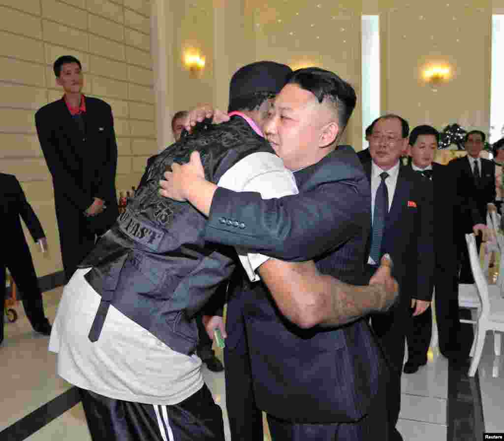 김정은 국방위원회 제1위원장(왼쪽)이 28일 방북 중인 전 미국프로농구(NBA) 선수 데니스 로드먼과 포옹하고 있다. 조선중앙통신 보도.