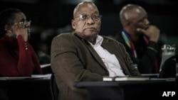 Jacob Zuma siège parmi les délégués lors d'une réunion du parti au pouvoir African National Congress (ANC) sur sa politique d'expropriation à Johannesburg, le 19 mai 2018.