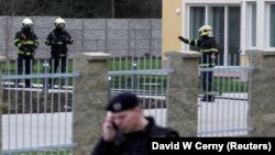 Polisi Praha, Republik Ceko melakukan pemeriksaan di lokasi ledakan yang menewaskan Duta Besar Palestina, Jamal al-Jamal di Praha (1/1).