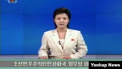 북한은 16일 외무성 대변인 담화를 통해 미국이 한반도에서 최첨단 무기를 동원해 실시한 훈련을 비난하면서 "(미국이) 대화를 운운하는 것이야말로 세계여론을 오도하려는 기만의 극치"라고 비난했다. 외무성 대변인 담화 내용을 보도하는 조선중앙TV 화면. 