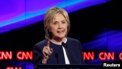 Kandidat calon presiden Partai Demokrat, Hillary Clinton, dalam debat resmi pertama Demokrat di Las Vegas, Nevada (13/10). (Reuters/Lucy Nicholson)