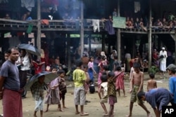 Kamp pengungsi Muslim Rohingya di Burma yang penuh sesak. (foto: AP)