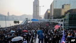 Los manifestantes prodemocracia marchan en las calles de Hong Kong el domingo 1 de diciembre de 2019.