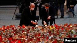 Председатель Европейского совета Шарль Мишель и канцлер Австрии Себастьян Курц зажигают свечи в память о жертвах теракта в Вене. 9 ноября 2020