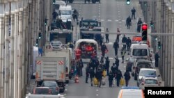 La policía belga y personal de emergencia trabajan en la estación del metro de Mallbeek en Bruselas, donde estalló una de las bombas.