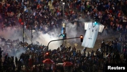 2014年7月13日阿根廷布宜诺斯艾利斯: 阿根廷足球世界杯决赛输给德国，球迷骚乱，防暴警察使用催泪瓦斯驱散