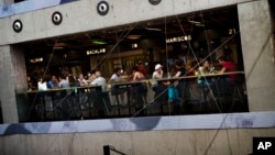 西班牙馬德里受到高失業率影響﹐在一個購物中心﹐市民坐在一家咖啡店中休息。