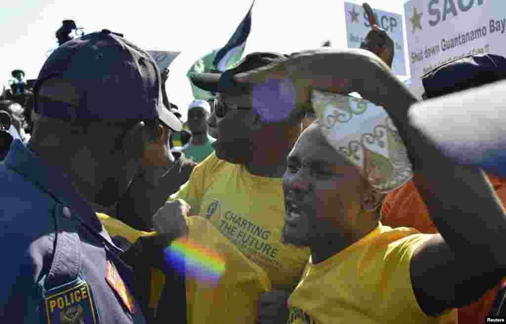 Protesters argue with police outside the University of Johannesburg in Soweto, ahead of a visit by U.S. President Barack Obama, June 29, 2013. 