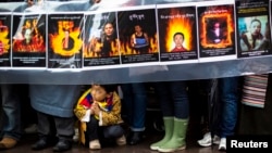 Người biểu tình tuần hành tưởng niệm các nạn nhân tự thiêu từ Lãnh sự quán Trung Quốc đến Trụ sở LHQ tại New York.