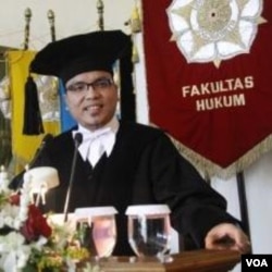 Denny Indrayana memberikan pidato pada pengukuhannya sebagai Guru Besar Hukum Tata Negara di UGM Yogyakarta (6/2).